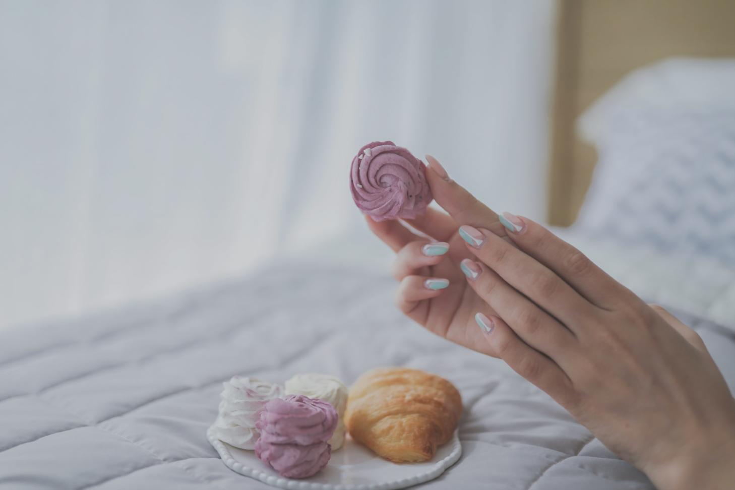 Ambiente di apprendimento con postazioni individuali per la pratica delle tecniche di nail art